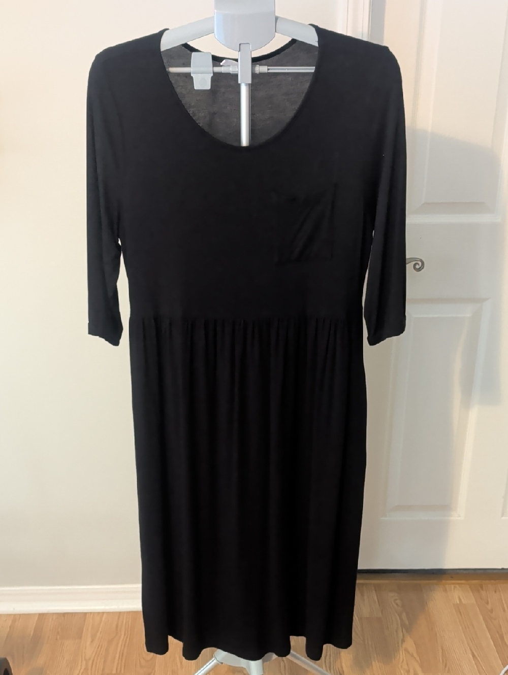 Black Midi Dress with Scoop Neck and Three-Quarter Sleeves